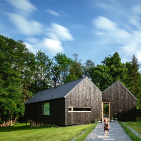 Architekti se rozhodli pro dva drobné jednopodlažní domky se sedlovou střechou, které budou rozevřené směrem k lesu. Konstrukci zvolili dřevěnou fošínkovou.
Architekti se rozhodli pro dva drobné jednopodlažní domky se sedlovou střechou, které budou rozevřené směrem k lesu. Konstrukci zvolili dřevěnou fošínkovou.