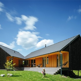 „Přestože šlo o poměrně velkou parcelu, 2162 m2, zastavitelná byla jen její část,“ říká architekt Václav Kocián. „Ochranné pásmo lesa a obecní plynové zásobníky, které sice nejsou přímo pod pozemkem, ale dům od nich musí být 80 metrů daleko, v podstatě vyřešily jak jeho umístění, tak i tvar. Zároveň Lucie s Lukášem chtěli mít v domě vyčleněnou část pro hosty, kterou by později případně mohli proměnit na ‚vejminek‘ pro své rodiče,“ doplňuje.
„Přestože šlo o poměrně velkou parcelu, 2162 m2, zastavitelná byla jen její část,“ říká architekt Václav Kocián. „Ochranné pásmo lesa a obecní plynové zásobníky, které sice nejsou přímo pod pozemkem, ale dům od nich musí být 80 metrů daleko, v podstatě vyřešily jak jeho umístění, tak i tvar. Zároveň Lucie s Lukášem chtěli mít v domě vyčleněnou část pro hosty, kterou by později případně mohli proměnit na ‚vejminek‘ pro své rodiče,“ doplňuje.