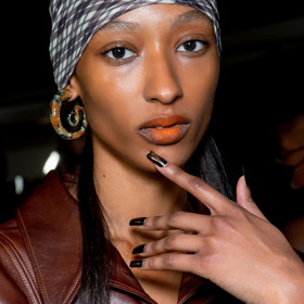 Cat-eye nails
Cat-eye nails