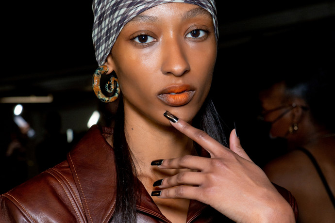 Cat-eye nails
Cat-eye nails