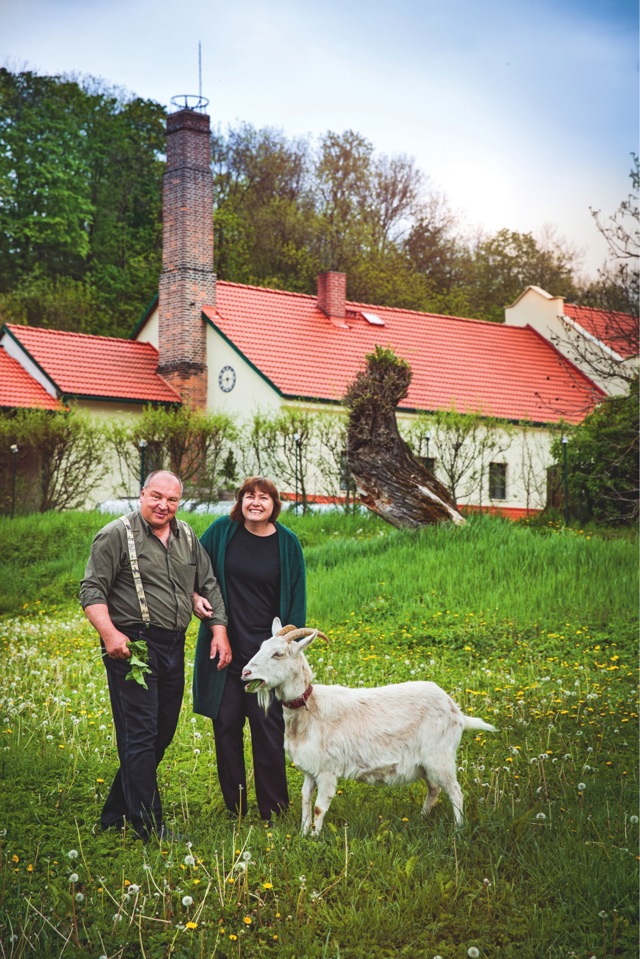 Jarka a Martin Malinovi na zahradě mlýna

