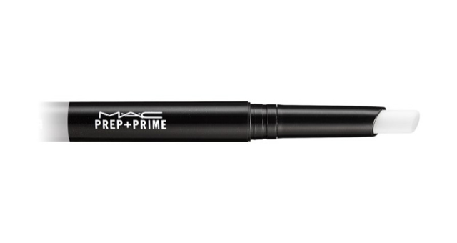 Jednoduchý silvestrovský make-up? Vsaďte na rudou rtěnku, která vám vydrží celou noc. Jednoduchý silvestrovský make-up? Vsaďte na rudou rtěnku, která vám vydrží celou noc.