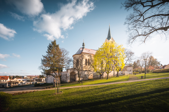 Pěší putování nemusí vést jen do Santiaga de Compostela. Vydejte se s námi na jarní pouť z Mníšku do Svatého Jana pod Skalou Pěší putování nemusí vést jen do Santiaga de Compostela. Vydejte se s námi na jarní pouť z Mníšku do Svatého Jana pod Skalou
