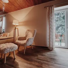 Z hlavní obytné místnosti v chaloupce je přímý vstup na terasu.
