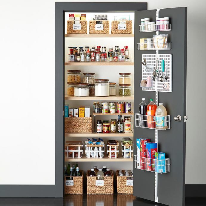 Vnitřní strana dveří může také nečekaně rozšířit vaši spíž! Kovový závěsný systém na dveře, prodává Containerstore.com za 2758 Kč
