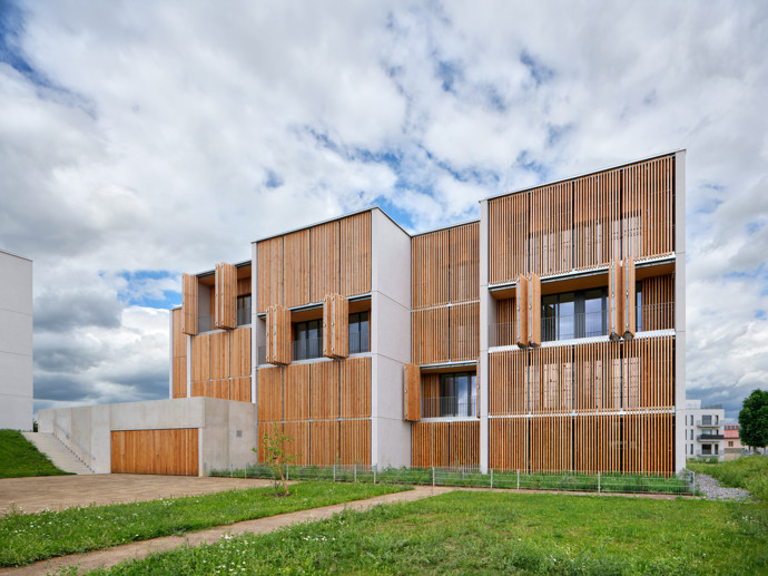 Ve Žďáru nad Sázavou vznikl bytový blok, který kombinuje tradiční urbanismus s moderní technologií a nabízí bydlení reagující na současné potřeby. 
