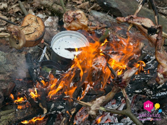 Kurz přežití
Pokud jste dobrodružné povahy nebo se chcete naučit pár fíglů pro přežití, skočte si na víkend do lesa. Já mám rád pohodlí, ale o to přínosnější pro mě bylo vyzkoušet si, jak filtrovat vodu, rozdělat oheň škrtadlem nebo stáhnout králíka. Samé zážitky, na které v kanceláří nenarazíte.
https://www.zazitky.cz/kurz-preziti
Kurz přežití
Pokud jste dobrodružné povahy nebo se chcete naučit pár fíglů pro přežití, skočte si na víkend do lesa. Já mám rád pohodlí, ale o to přínosnější pro mě bylo vyzkoušet si, jak filtrovat vodu, rozdělat oheň škrtadlem nebo stáhnout králíka. Samé zážitky, na které v kanceláří nenarazíte.
https://www.zazitky.cz/kurz-preziti