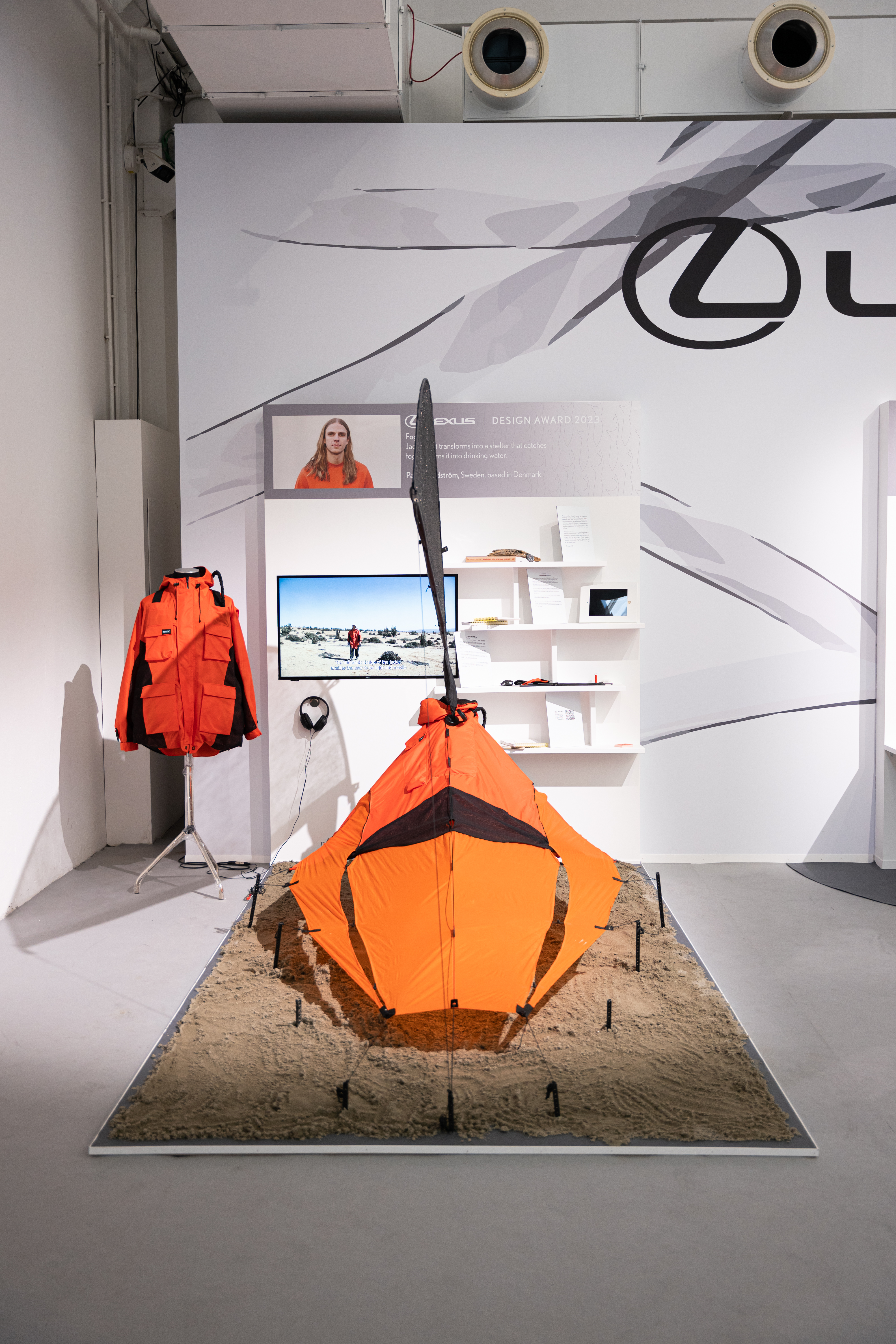 Vize udržitelné budoucnost

Jednou z hlavních linií Milan Design Weeku byla, stejně jako v předchozích letech, udržitelnost a utváření budoucnosti. Na tuto vizi jsme narazili také v instalaci japonské automobilky Lexus v prostorách milánského Superstudio Più. Lexus je společně s mateřskou Toyotou průkopníkem v oblasti hybridních pohonů automobilů a v Miláně představil čtveřici vítězů soutěže Lexus Design Award 2023. Účastníci uvedené soutěže předložili koncepty, které předvídají možné problémy budoucnosti. Na rozdíl od předchozích let se do finále probojovaly hned hned čtyři projekty.

Pavels Hedström navrhl plášť Fog-X, který lze proměnit na malý přístřešek zachytávající mlhu, kterou následně proměňuje v pitnou vodu. Jiaming Liu přišel s vizí hliněného zvlhčovače fungujícího bez elektrické energie, vyrobeného metodou 3D tisku z recyklovaného keramického odpadu. Temporary Office představili 3D topografického puzzle, které pomáhá zrakově postiženým osobám poznávat fyzické prostředí prostřednictvím hmatu. Kyeongho Park a Yejin Heo prezentovali Zero Bag - rozpustné obaly na oděvy, fungujícího zároveň jako prací prostředek k odstranění chemických částic z oděvů.
