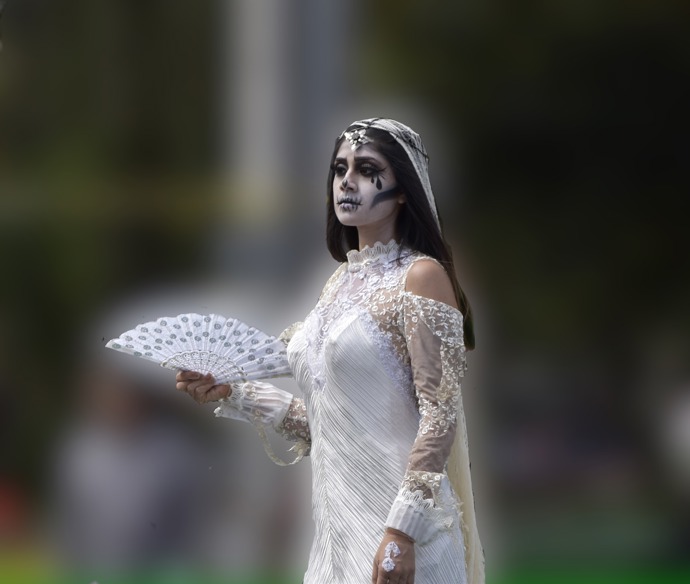 La Llorona je hispánská legenda o plačící ženě v bílém, která podle pověstí bloudí u řek a oplakává své mrtvé děti.
