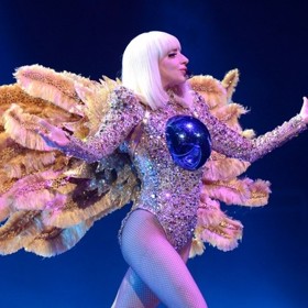 Když se řekne Lady Gaga, málokdo si vybaví něco jiného, než její šaty z masa, v nichž se před šesti lety představila na udílení cen MTV Video Music Awards. Tyto šaty však rozhodně nebyly jediným výstředním kouskem, který si Lady Gaga kdy oblékla, ba právě naopak. Zájem médií vzbudila i botami „na podpatku bez podpatku“ nebo tím, když se několikrát oblékla do takzvaných „naked dress“. Mnozí tvrdí, že si výstředností svých kostýmů kompenzuje její pěvecké dovednosti, ale podle nás vystoupení na Oscarech v roce 2015 (kde měla na sobě naprosto normální dlouhé bílé šaty) dokazuje pravý opak. Když se řekne Lady Gaga, málokdo si vybaví něco jiného, než její šaty z masa, v nichž se před šesti lety představila na udílení cen MTV Video Music Awards. Tyto šaty však rozhodně nebyly jediným výstředním kouskem, který si Lady Gaga kdy oblékla, ba právě naopak. Zájem médií vzbudila i botami „na podpatku bez podpatku“ nebo tím, když se několikrát oblékla do takzvaných „naked dress“. Mnozí tvrdí, že si výstředností svých kostýmů kompenzuje její pěvecké dovednosti, ale podle nás vystoupení na Oscarech v roce 2015 (kde měla na sobě naprosto normální dlouhé bílé šaty) dokazuje pravý opak.