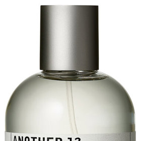 Le Labo Another 13 s vůní hrušky, jablka, mechu, jasmínu, Iso E Super a ambroxanu, 50 ml, 5350 Kč
Le Labo Another 13 s vůní hrušky, jablka, mechu, jasmínu, Iso E Super a ambroxanu, 50 ml, 5350 Kč