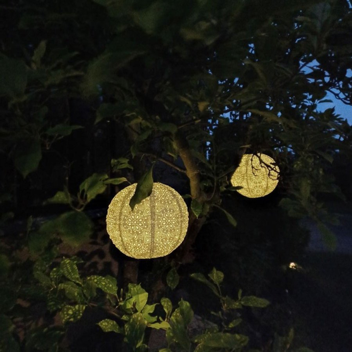 LED lampion solární bílý, venkovní, 30 cm, teple bílá, látkový papír, 259 kč, decoled.cz
