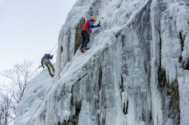 Navštivte ledovou stěnu ve Víru.

