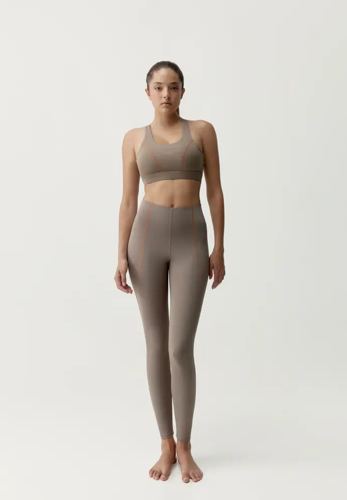 Béžové legíny s vysokým pasem Born Living Yoga, Zalando, 1591 Kč
Béžové legíny s vysokým pasem Born Living Yoga, Zalando, 1591 Kč