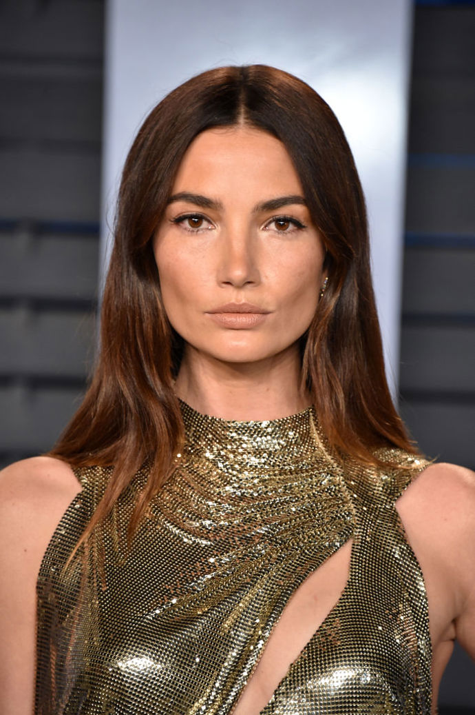 Lily Aldridge

Ne všichni si na léto dávají světlejší odstín vlasů. Lily Aldridge zvolila tmavě hnědou barvu a nepatrné zesvětlení technikou balayage.
