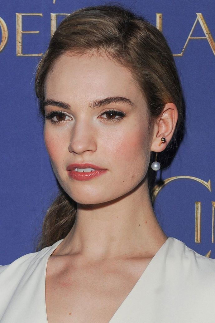 Je to oficiální - culíky pohltily všechny! Zkuste třeba ten na stranu jako Lily James

