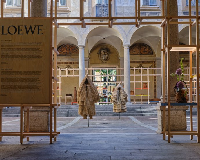 Loewe

Na Milan Design Weeku dostala prostor také móda. Palazzo Isimbardi si podmanila španělská módní značka Loewe a její výstava s názvem Weave, Restore, Renew. Uprostřed venkovní instalace byly k vidění modely vyrobené starověkou galicijskou technikou tkané slámy zvanou coroza. Nechyběla ani kolekce tašek od Young Soon Lee, finalistky prestižní ceny Loewe Foundation Craft Prize 2019. Při jejich výrobě autorka použila tradiční korejskou techniku jiseung, při níž se do předmětů pro domácnost vplétají prameny papíru.
