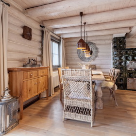 Srub zařízený ve stylu Provence.
