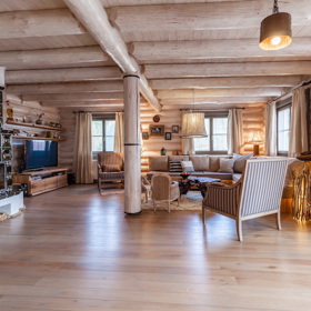 Srub zařízený ve stylu Provence.
