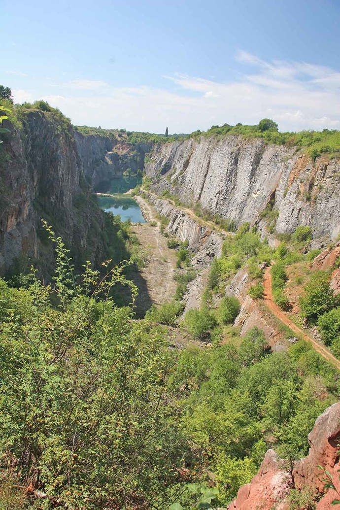 Kolem lomu vede turistická trasa, nabízí úchvatné výhledy
Kolem lomu vede turistická trasa, nabízí úchvatné výhledy