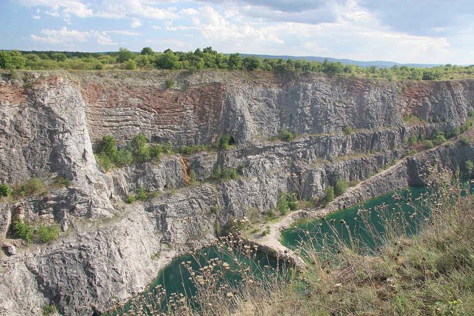 Stěny jsou strmé a mnoho dobrodruhů, kteří se po nich pokusili sestoupat dolů k vodě, stály odřená kolena a dokonce i braly životy
Stěny jsou strmé a mnoho dobrodruhů, kteří se po nich pokusili sestoupat dolů k vodě, stály odřená kolena a dokonce i braly životy