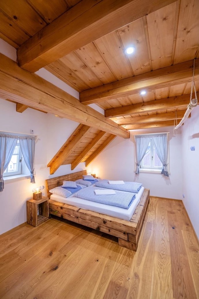 Ložnice ladili majitelé do detailů tak, aby se tam hosté cítili jako doma.

