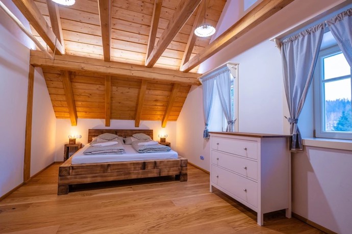 Ložnice ladili majitelé do detailů tak, aby se tam hosté cítili jako doma.
