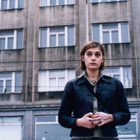 Labina Mitevska jako barmanka Vesna
Labina Mitevska jako barmanka Vesna