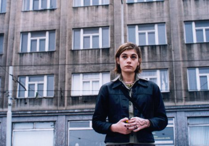 Labina Mitevska jako barmanka Vesna
Labina Mitevska jako barmanka Vesna