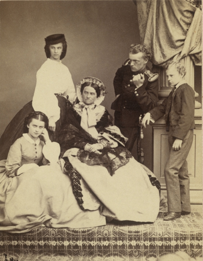 Princezna Ludovika Bavorská se svými dětmi. Vlevo je Žofie ještě jako dítě.
Princezna Ludovika Bavorská se svými dětmi. Vlevo je Žofie ještě jako dítě.