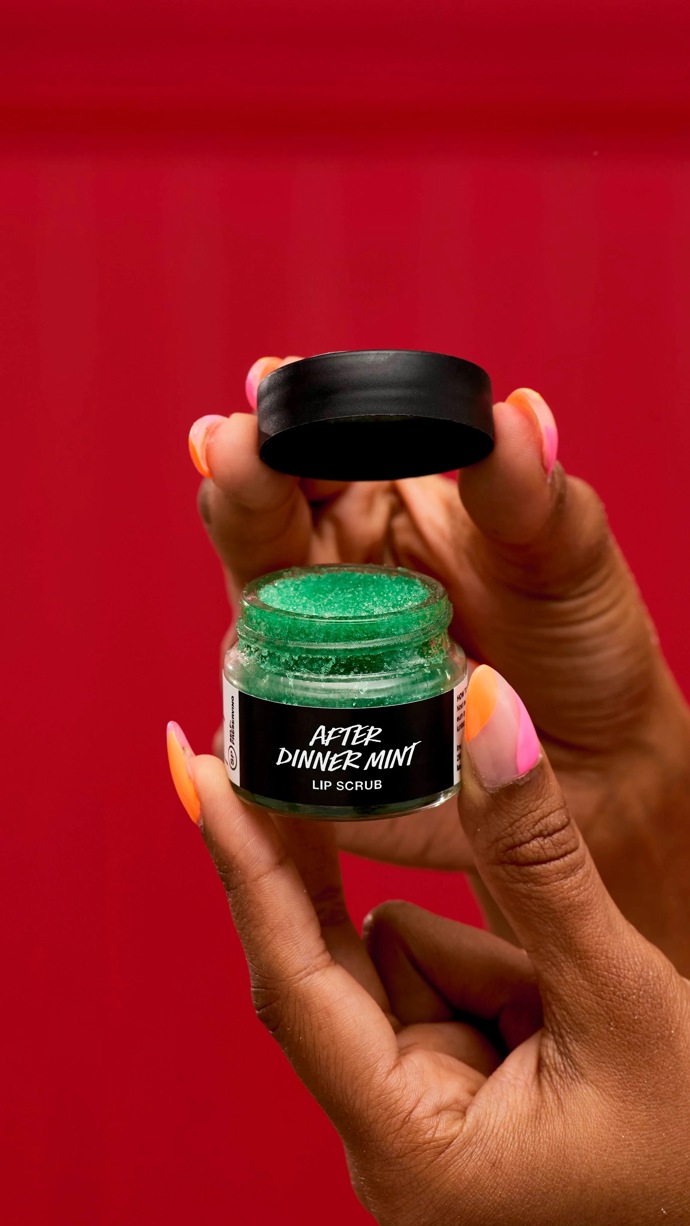 Scrub na rty, Lush, 320 Kč
