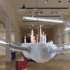 Made by Fire

České sklo je ve světě designu pojem, a proto nás potěšilo, že Triennale Milano si podmanila výstava Made by Fire, kterou připravila Moravská galerie v Brně ve spolupráci s festivalem Designblok. Multimediální výstava oslavovala prostřednictvím vybraných děl řemeslné mistrovství, tradici českého sklářského a porcelánového průmyslu, vyzdvihovala důležitost experimentu a tvůrčí odvahy. 

A mimochodem, tuto největší prezentaci českého skla, porcelánu a keramiky v novodobé historii můžete vidět i vy. Výstava totiž proběhne také na dvou místech v České republice, tedy na Designbloku (4. - 8. 10. 2023) a následně se přesune do Uměleckoprůmyslového muzea v Brně (17. 11. 2023 – 31. 8. 2024). 
