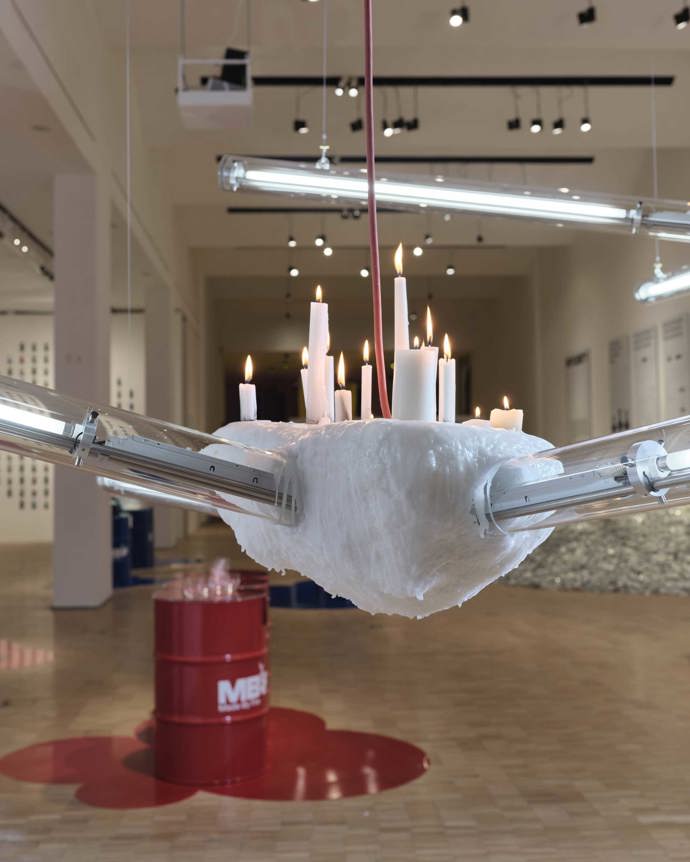 Made by Fire

České sklo je ve světě designu pojem, a proto nás potěšilo, že Triennale Milano si podmanila výstava Made by Fire, kterou připravila Moravská galerie v Brně ve spolupráci s festivalem Designblok. Multimediální výstava oslavovala prostřednictvím vybraných děl řemeslné mistrovství, tradici českého sklářského a porcelánového průmyslu, vyzdvihovala důležitost experimentu a tvůrčí odvahy. 

A mimochodem, tuto největší prezentaci českého skla, porcelánu a keramiky v novodobé historii můžete vidět i vy. Výstava totiž proběhne také na dvou místech v České republice, tedy na Designbloku (4. - 8. 10. 2023) a následně se přesune do Uměleckoprůmyslového muzea v Brně (17. 11. 2023 – 31. 8. 2024). 
