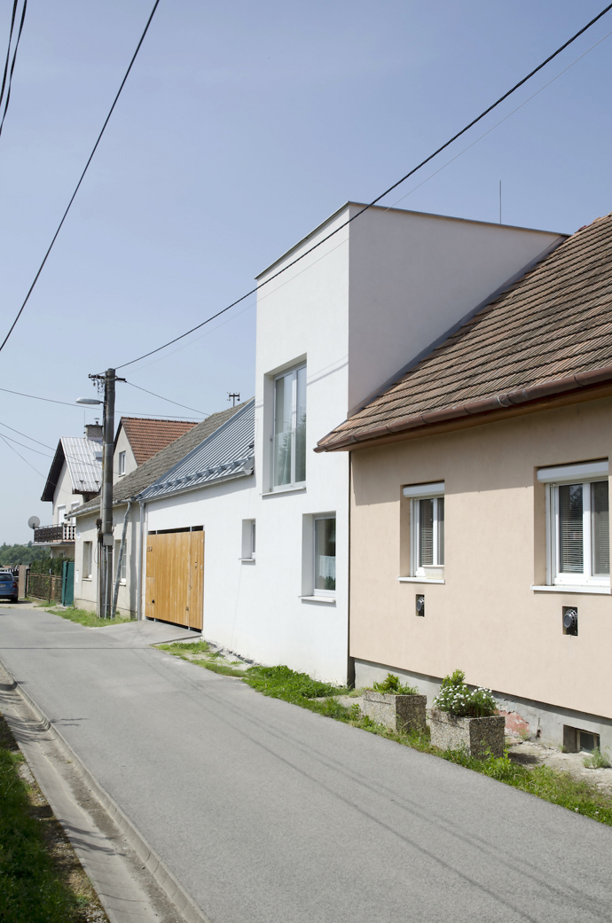 Nový domek uprostřed staré zástavby