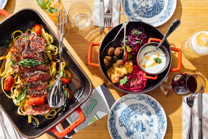 Jeden stůl, desítky chutí. Food sharing vrací radost ze společného jídla.
