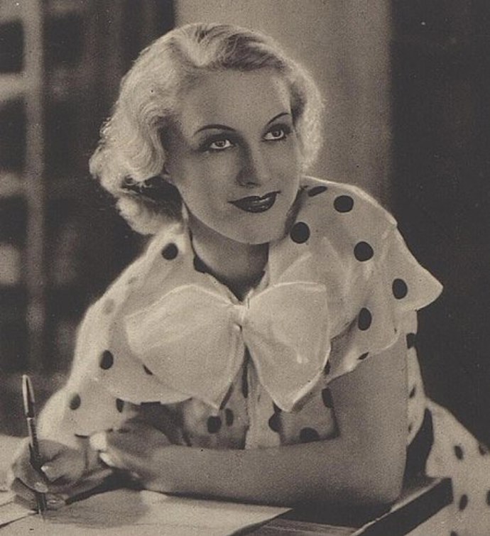 Adina Mandlová byla další ikonickou kráskou českého filmu, známou svou vytříbenou elegancí a břitkým smyslem pro humor. Svou kariéru započala ve 30. letech 20. století a rychle se stala jednou z předních hereček své doby.
