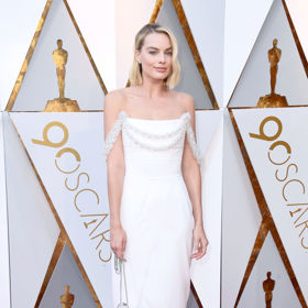 Margot Robbie v šatech Chanel a botách Roger Vivier. Margot byla nominovaná za hlavní roli ve filmu Já, Tonya.
