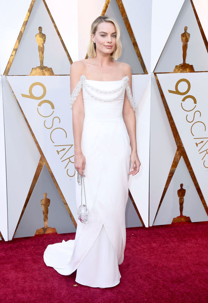 Margot Robbie v šatech Chanel a botách Roger Vivier. Margot byla nominovaná za hlavní roli ve filmu Já, Tonya.
