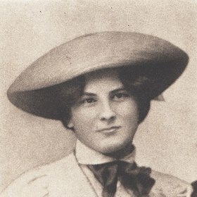 Literární kariéra Marie Majerové ji zavedla až do Paříže, kde nasávala inspiraci a nové podněty. Pobyt v kulturním centru Evropy jí pomohl rozšířit obzory i ambice.
