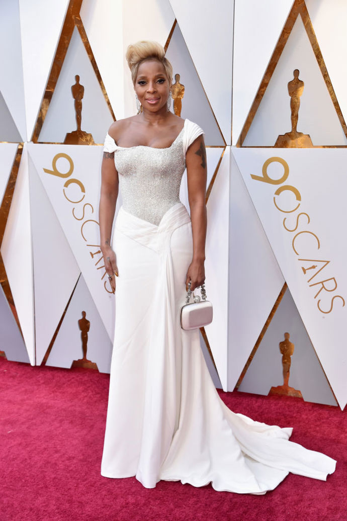 Mary J. Blige v šatech od Atelier Versace s kabelkou Roger Vivier. Mary byla nominovaná za vedlejší roli ve filmu Mudbound.

