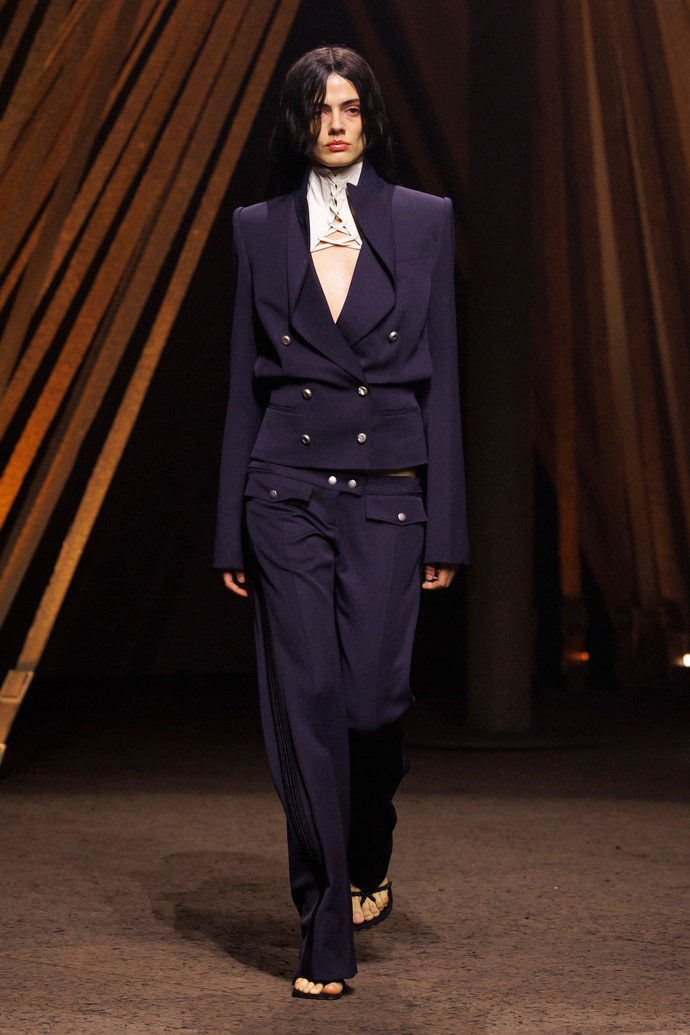 Kalhotový kostým Alexander McQueen jaro/léto 2026
Kalhotový kostým Alexander McQueen jaro/léto 2026