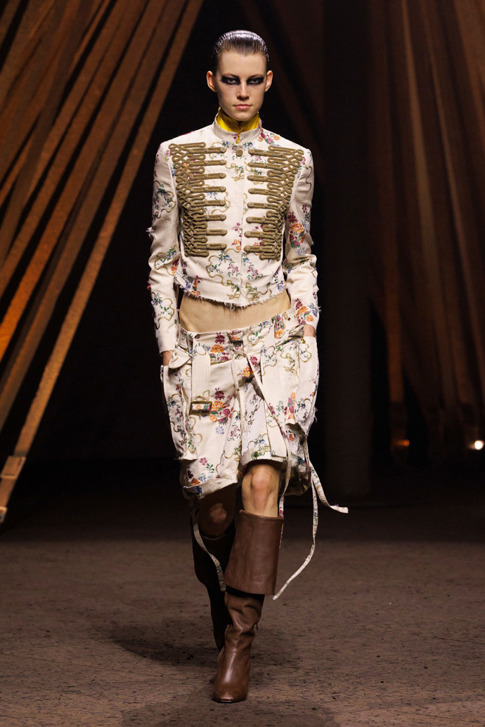 Napoleonský květovaný kabátek podle Alexander McQueen
