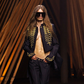 Napoleonský kabátek evokující kostým podle Alexander McQueen
Napoleonský kabátek evokující kostým podle Alexander McQueen
