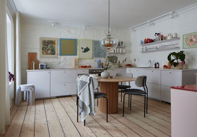 Světlé dřevěné podlahy, odhalené cihlové zdi a moderní design Světlé dřevěné podlahy, odhalené cihlové zdi a moderní design