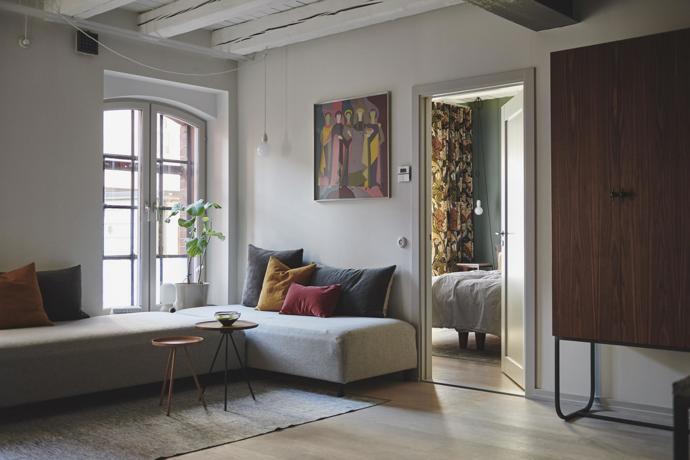Industriální kuchyň, stoleté trámy a švédský minimalistický design Industriální kuchyň, stoleté trámy a švédský minimalistický design