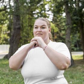 Paní Kateřina se také nijak neflákala, hodně se hýbala, cvičila, jezdila na kole, chodila plavat. Ráda a dobře vařila a její manžel byl a stále je vděčným strávníkem.
Paní Kateřina se také nijak neflákala, hodně se hýbala, cvičila, jezdila na kole, chodila plavat. Ráda a dobře vařila a její manžel byl a stále je vděčným strávníkem.