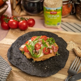 Obložená quinoa placka
4 porce
Ingredience: 260 g quinoy bílé Menu Gold, 100 ml rýžového mléka, 2 vejce, 1 stroužek česneku, 1 lžička prášku do pečiva, 1 lžička soli, 2 lžíce olivového oleje, rajčatový protlak, 1 lžička oregana, 200 g krůtí šunky s min. 90 % masa, 200 g mozzarelly
Postup: Quinou propláchneme a přes noc namočíme do vody. Druhý den slijeme vodu a ještě jednou quinou propláchneme. Promícháme s prolisovaným česnekem, práškem do pečiva, solí rýžovým mlékem, vejci a rozmixujeme do hladkého, řídkého těsta. Plech vyložíme pečicím papírem, potřeme olejem, nalijeme těsto a uhladíme. Pečeme dozlatova v troubě předehřáté na 220 °C cca 15 minut. Poté vytáhneme trouby, natřeme protlakem, posypeme oreganem a navrstvíme nakrájenou šunku a mozzarellu. Plech vrátíme zpět do trouby a dopékáme na 200 °C cca 5 minut, dokud se sýr nerozteče.
Podáváme teplé nebo studené.
Obložená quinoa placka
4 porce
Ingredience: 260 g quinoy bílé Menu Gold, 100 ml rýžového mléka, 2 vejce, 1 stroužek česneku, 1 lžička prášku do pečiva, 1 lžička soli, 2 lžíce olivového oleje, rajčatový protlak, 1 lžička oregana, 200 g krůtí šunky s min. 90 % masa, 200 g mozzarelly
Postup: Quinou propláchneme a přes noc namočíme do vody. Druhý den slijeme vodu a ještě jednou quinou propláchneme. Promícháme s prolisovaným česnekem, práškem do pečiva, solí rýžovým mlékem, vejci a rozmixujeme do hladkého, řídkého těsta. Plech vyložíme pečicím papírem, potřeme olejem, nalijeme těsto a uhladíme. Pečeme dozlatova v troubě předehřáté na 220 °C cca 15 minut. Poté vytáhneme trouby, natřeme protlakem, posypeme oreganem a navrstvíme nakrájenou šunku a mozzarellu. Plech vrátíme zpět do trouby a dopékáme na 200 °C cca 5 minut, dokud se sýr nerozteče.
Podáváme teplé nebo studené.