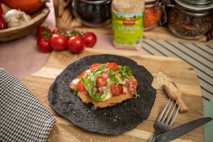 Obložená quinoa placka

4 porce 

Ingredience: 260 g quinoy bílé Menu Gold, 100 ml rýžového mléka, 2 vejce, 1 stroužek česneku, 1 lžička prášku do pečiva, 1 lžička soli, 2 lžíce olivového oleje, rajčatový protlak, 1 lžička oregana, 200 g krůtí šunky s min. 90 % masa, 200 g mozzarelly

Postup: Quinou propláchneme a přes noc namočíme do vody. Druhý den slijeme vodu a ještě jednou quinou propláchneme. Promícháme s prolisovaným česnekem, práškem do pečiva, solí rýžovým mlékem, vejci a rozmixujeme do hladkého, řídkého těsta. Plech vyložíme pečicím papírem, potřeme olejem, nalijeme těsto a uhladíme. Pečeme dozlatova v troubě předehřáté na 220 °C cca 15 minut. Poté vytáhneme trouby, natřeme protlakem, posypeme oreganem a navrstvíme nakrájenou šunku a mozzarellu. Plech vrátíme zpět do trouby a dopékáme na 200 °C cca 5 minut, dokud se sýr nerozteče.

Podáváme teplé nebo studené.
