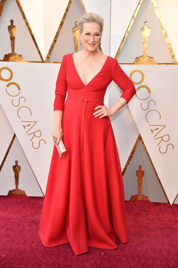 Meryl Streep v šatech Christian Dior Haute Couture s kabelkou Christian Loubotin, šperky Fred Leighton a v botách Stuart Weitzman.

Meryl Streep byla nominovaná za hlavní roli ve filmu Akta Pentagon: Skrytá válka. Pro tuto uznávanou herečku už to byla 21. nominace, z toho třikrát Oscara získala - za filmy Kramerová versus Kramer (1980), Sophiina volba (1983) a Železná lady (2012).
