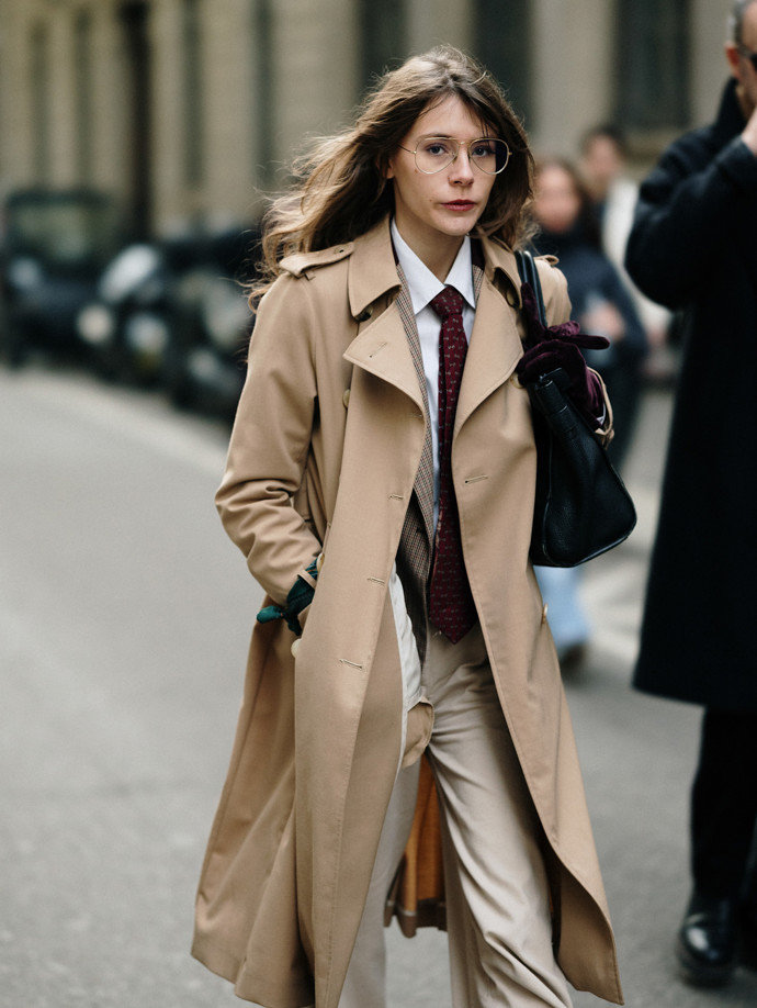 Trenčkot se hodí ke kancelářskému outfitu
